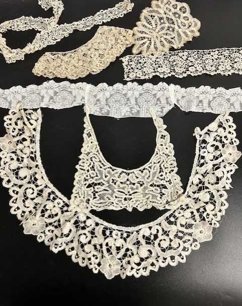 Assorted 19th Century/20th Century Lace comprising assorted lengths of trims, collars, cuffs, - Image 10 of 11