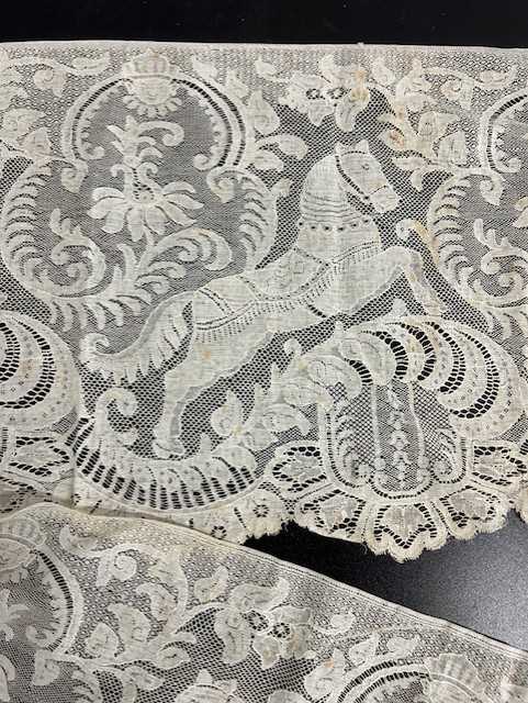 Assorted Decorative Lace Depicting Animal and Floral Motifs, comprising a length with a recurrent - Bild 4 aus 8