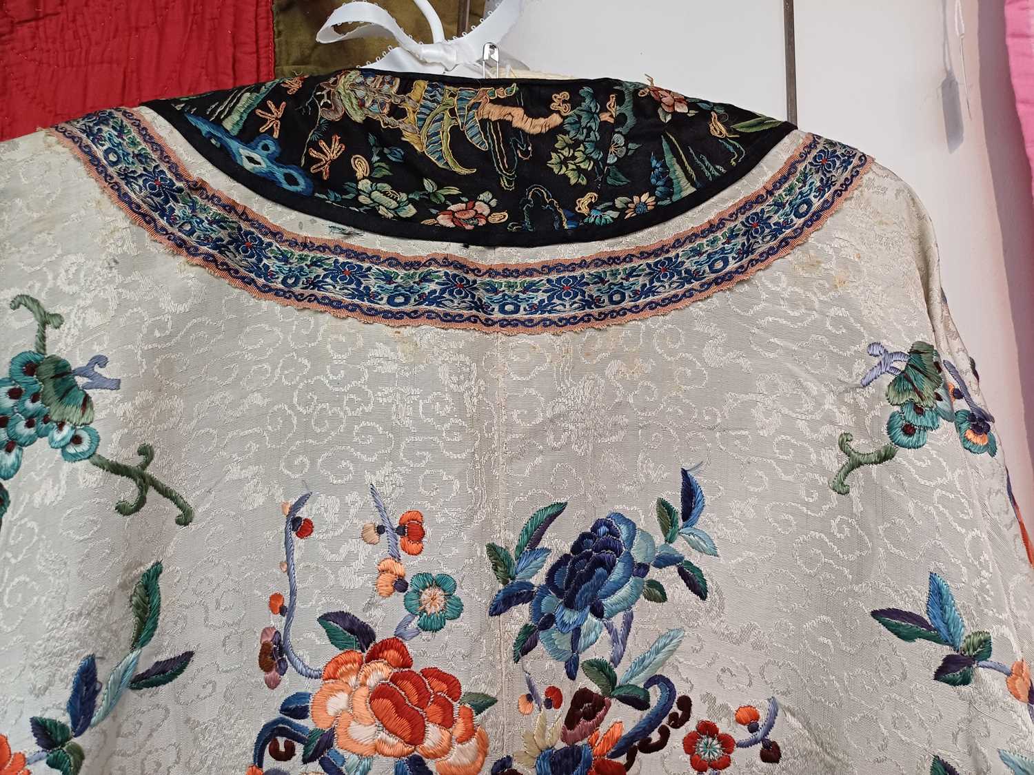 Early 20th Century Chinese Dark Cream Figured Silk Robe embroidered with decorative birds and floral - Image 25 of 31