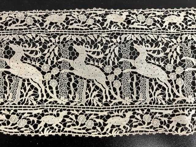 Assorted Decorative Lace Depicting Animal and Floral Motifs, comprising a length with a recurrent - Bild 8 aus 8