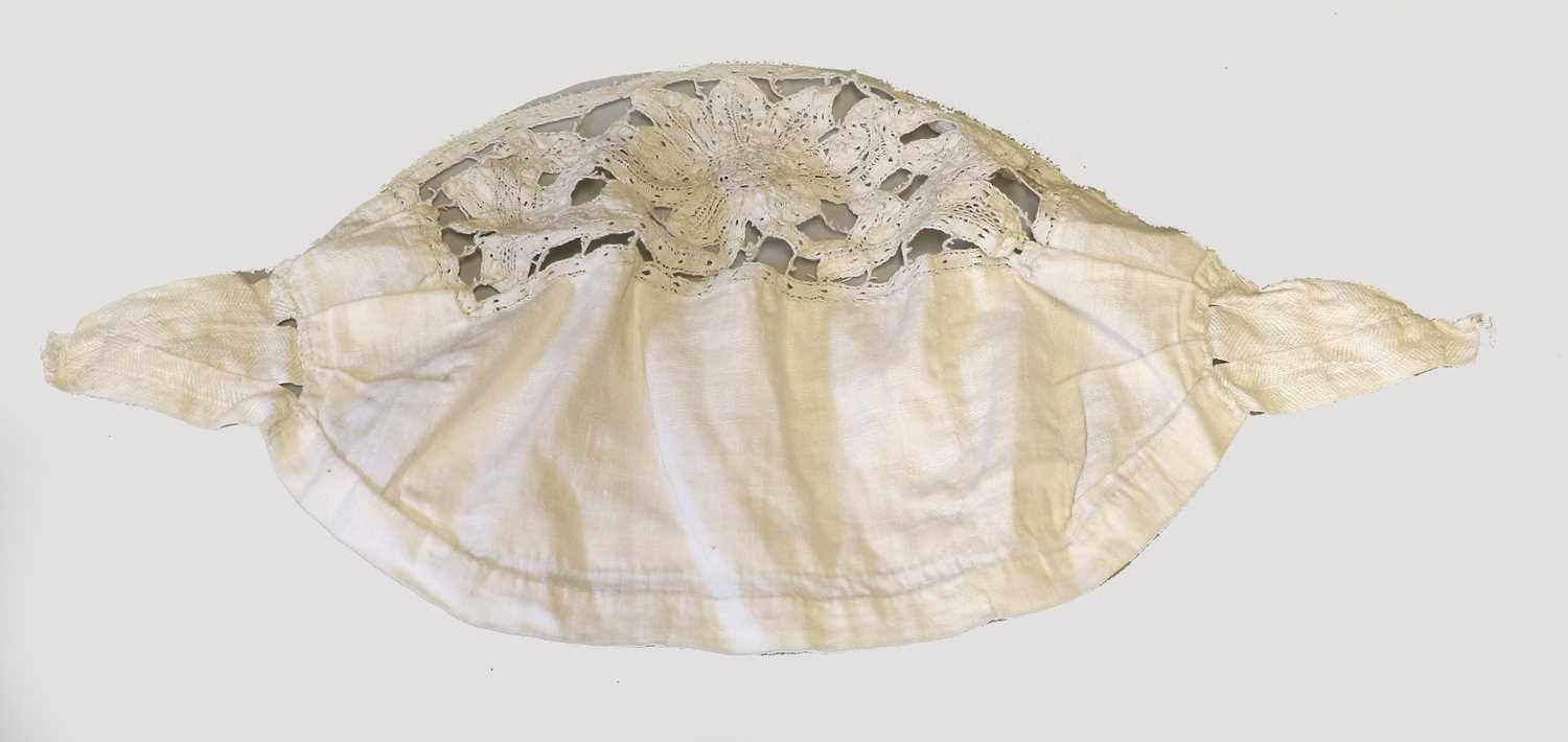 Early 17th Century Forehead Cloth of triangular shape in red silk embroidered with metallic - Image 4 of 6