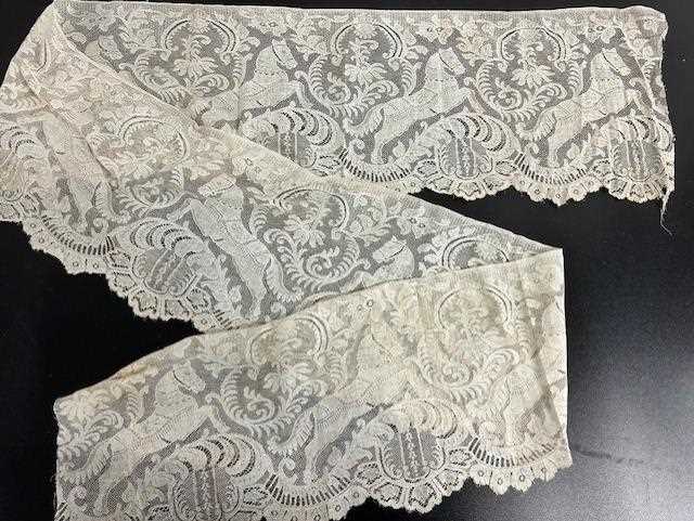 Assorted Decorative Lace Depicting Animal and Floral Motifs, comprising a length with a recurrent - Bild 7 aus 8