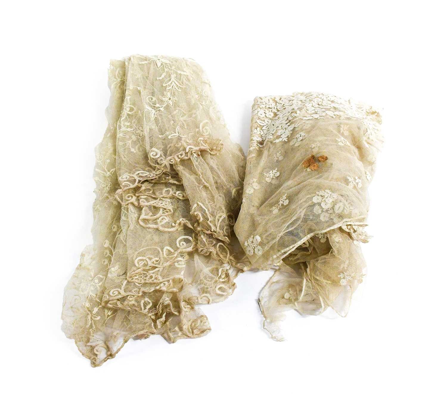 Early 20th Century Lace, comprising an embroidered net skirt mount decorated with floral sprigs, - Bild 2 aus 6