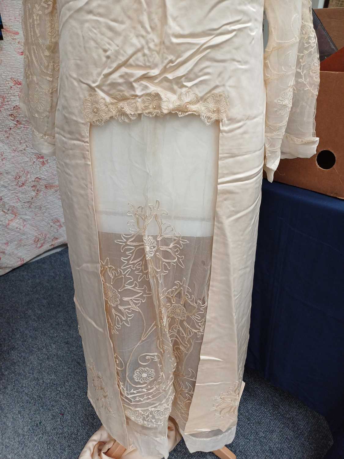 Early 20th Century Cream Silk Wedding Dress of sleeveless tabard style with ribbon ties to the - Image 11 of 11