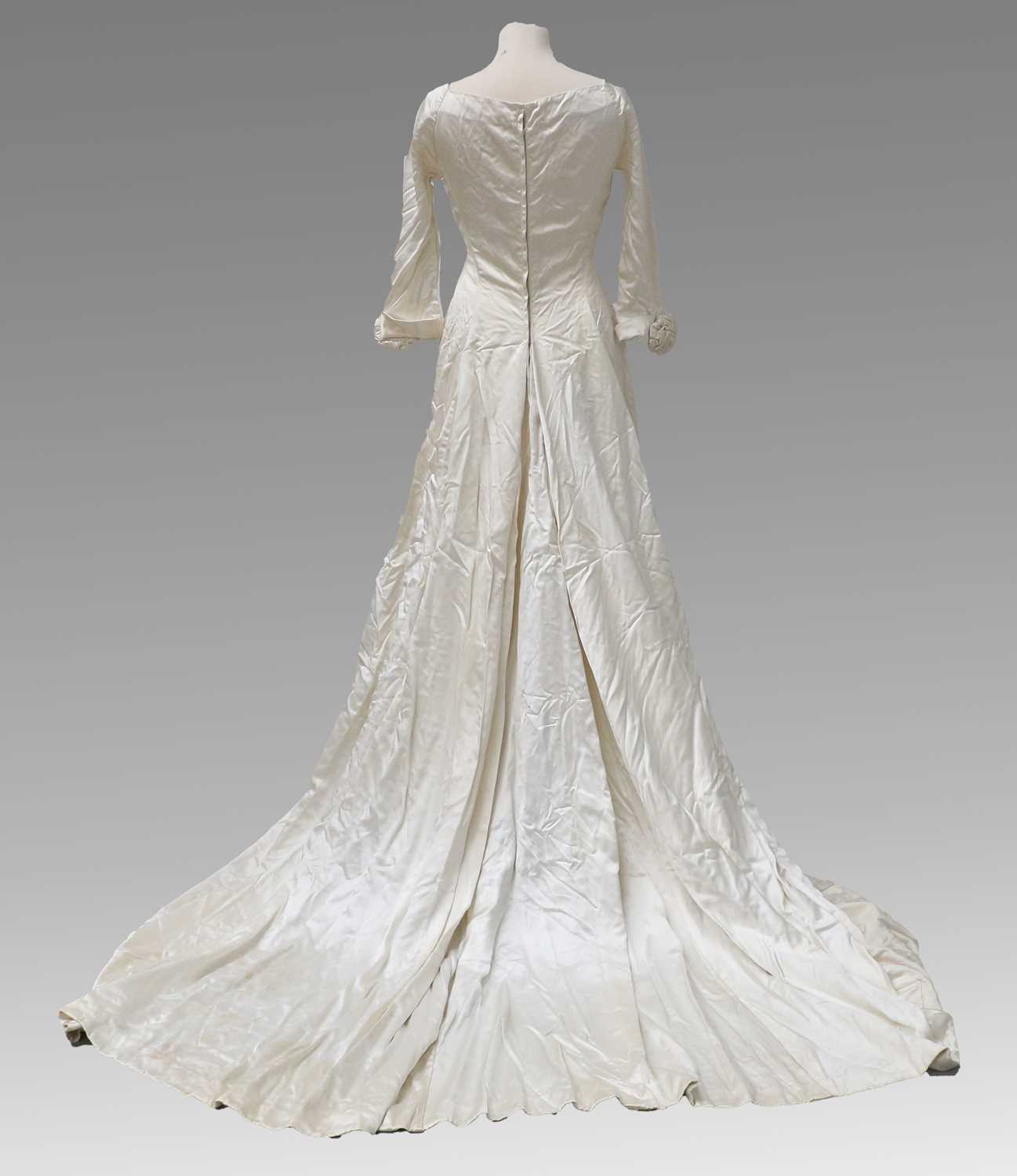 Early 20th Century Costume comprising an ivory silk wedding dress with boat shaped neck, half - Image 3 of 6