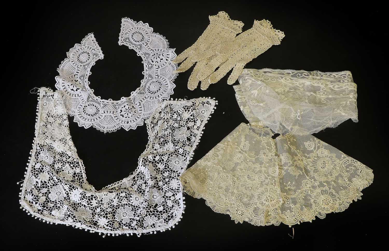 Assorted Early 20th Century Lace comprising a machine lace cream stole, a bonnet veil and white - Image 2 of 10