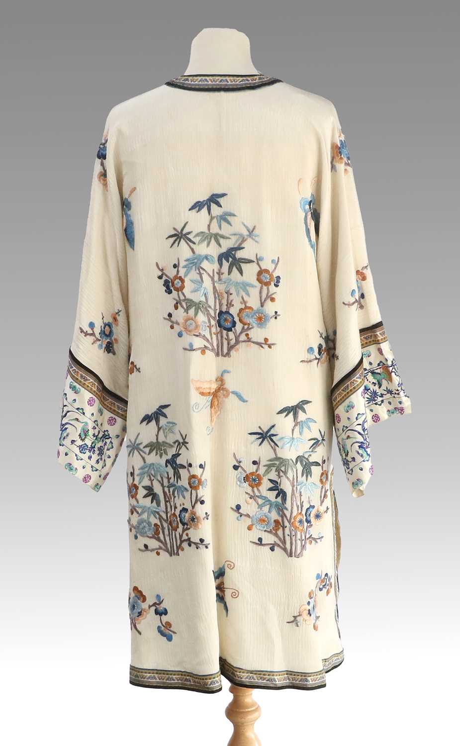 Early 20th Century Chinese Costume comprising a two piece pyjama set/lounge wear including a cream - Image 2 of 27