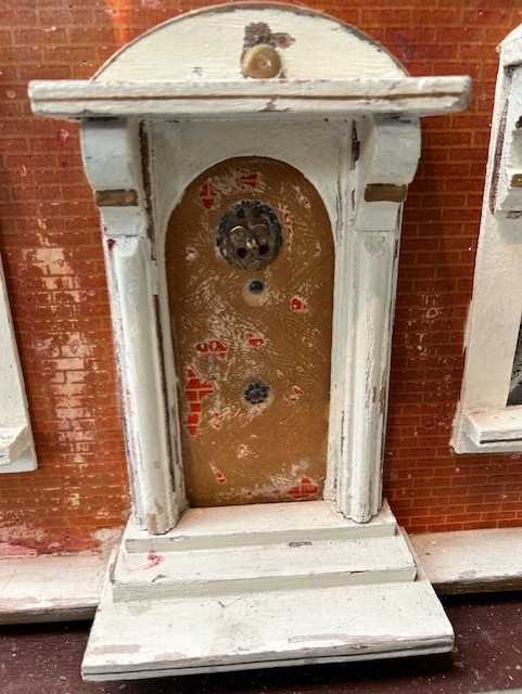 Early 20th Century Wooden Dolls House with brick papered decoration and cream paint to the facade, - Bild 14 aus 15