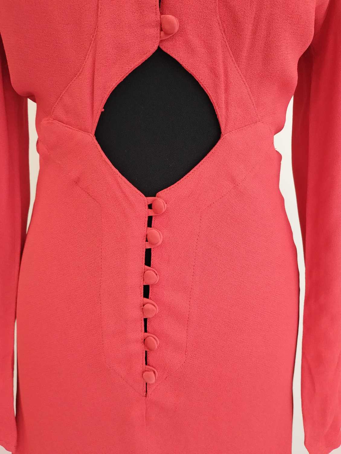 Ossie Clark Red Moss Crepe Long Dress with long sleeves, covered buttons with loop fastenings to the - Bild 6 aus 20