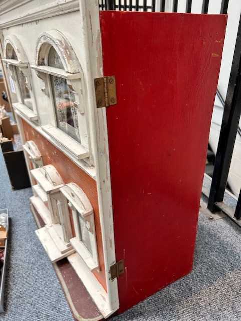 Early 20th Century Wooden Dolls House with brick papered decoration and cream paint to the facade, - Bild 12 aus 15