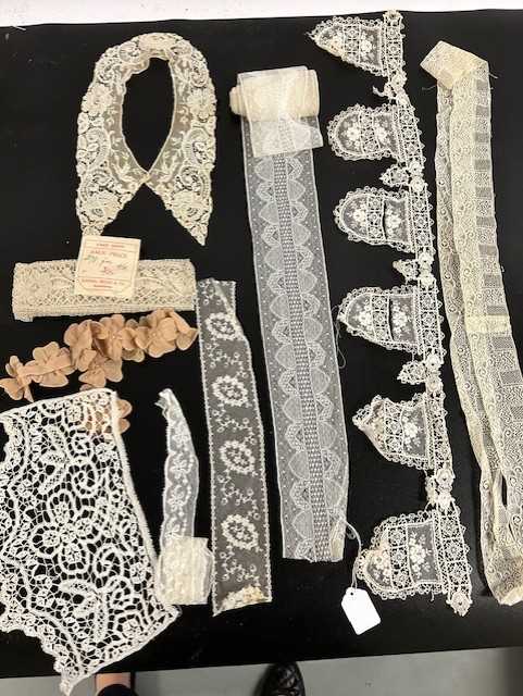 Assorted Mainly 20th Century Hand and Machine Made Lace, comprising two lappets, collars, appliqués, - Image 5 of 6