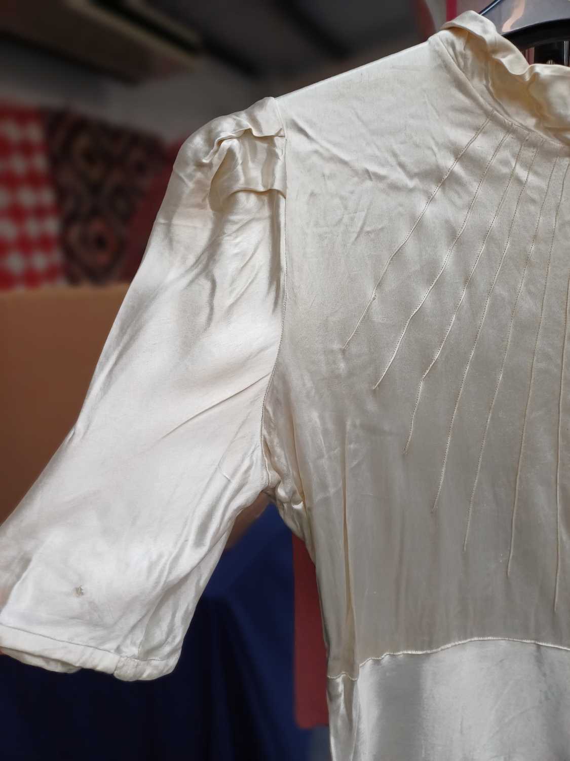 Fourteen Circa 1920-40s Ladies Tops and Shirts in white, cream, pale pink and peach in silk, satin - Image 17 of 29