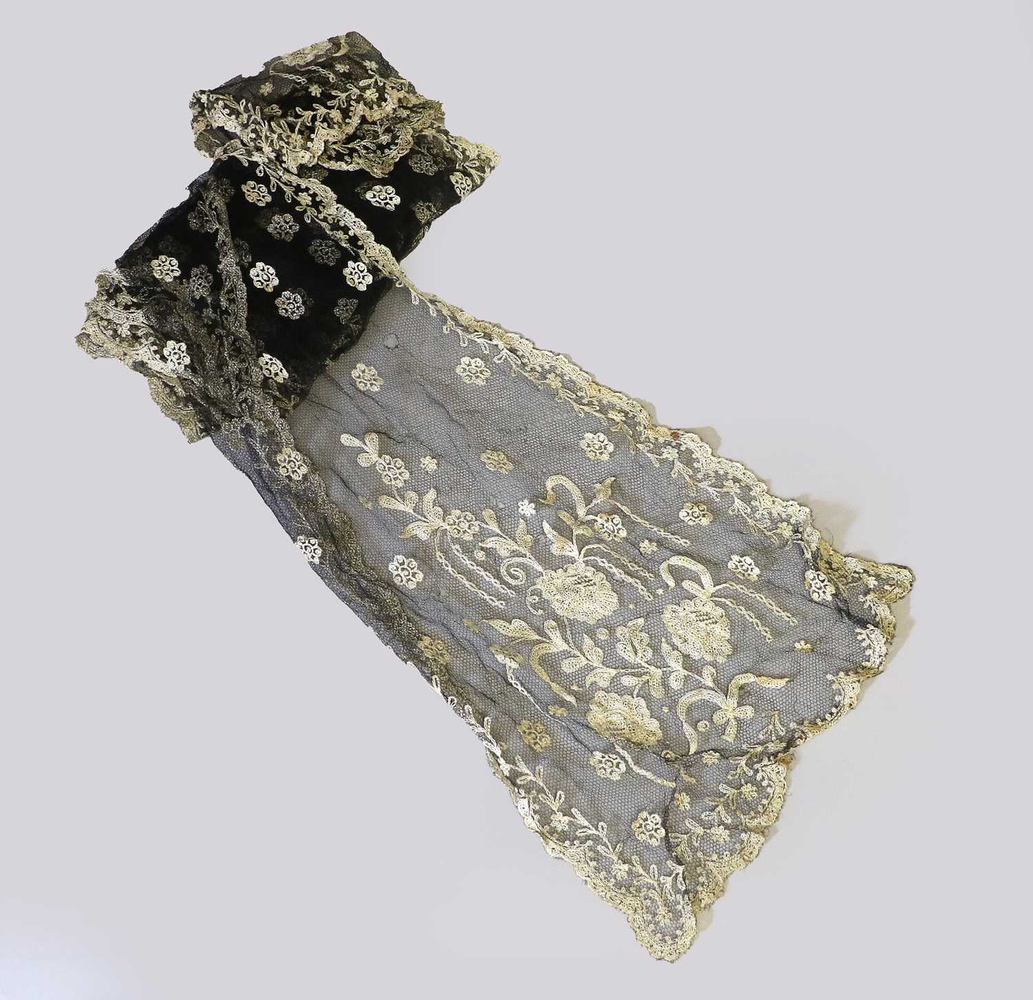 Assorted Early 20th Century Lace comprising a machine lace cream stole, a bonnet veil and white - Image 10 of 10