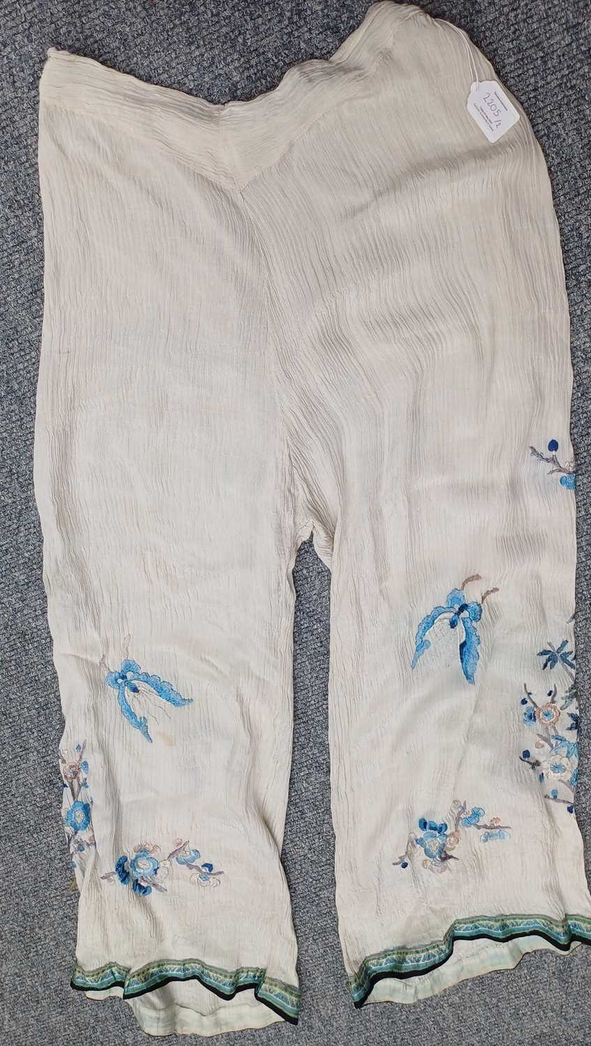 Early 20th Century Chinese Costume comprising a two piece pyjama set/lounge wear including a cream - Image 9 of 27