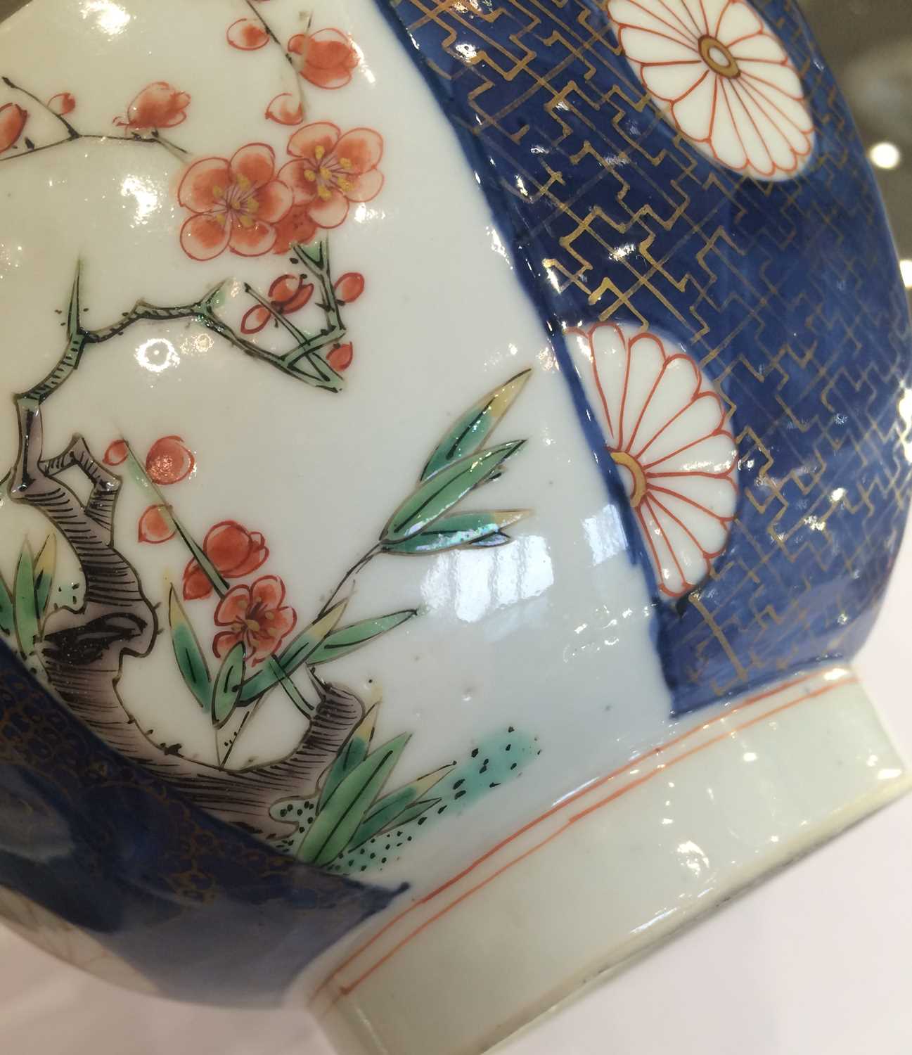 A Pair of Chinese Verte Imari Porcelain Octagonal Bowl, Kangxi, painted with alternating panels of - Image 13 of 15