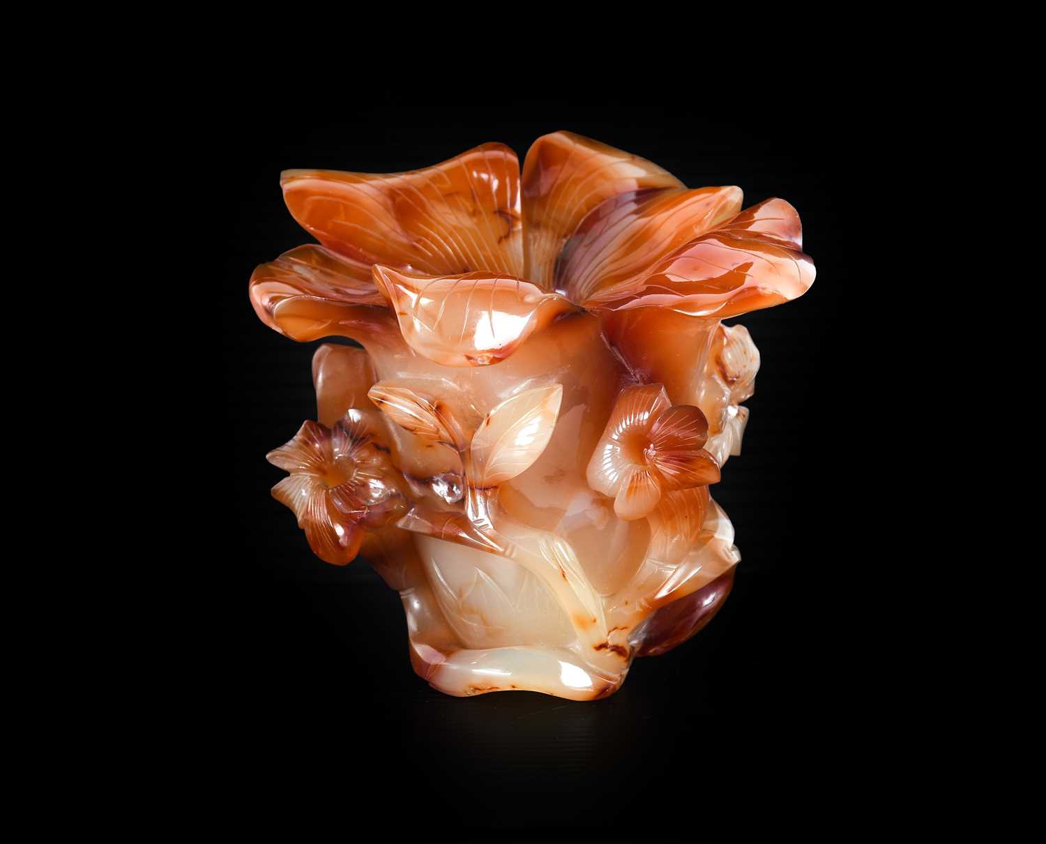 A Chinese Carnelian Agate Vase, Qing Dynasty, 19th/20th century, in the form of a peony flower - Image 2 of 4