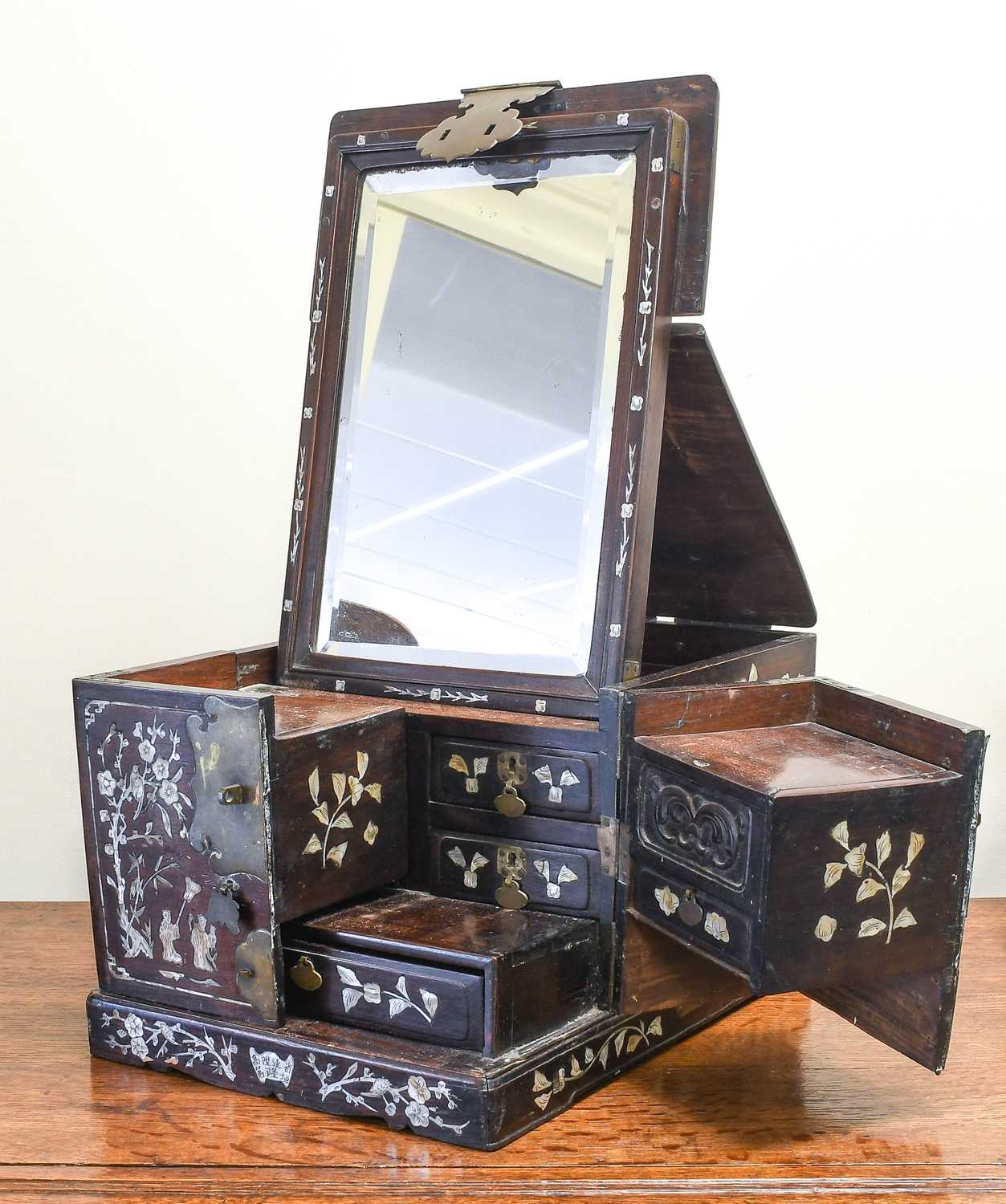 A Chinese Mother-of-Pearl-Inlaid Hardwood Travelling Dressing Table Cabinet, 19th century, of - Bild 3 aus 4