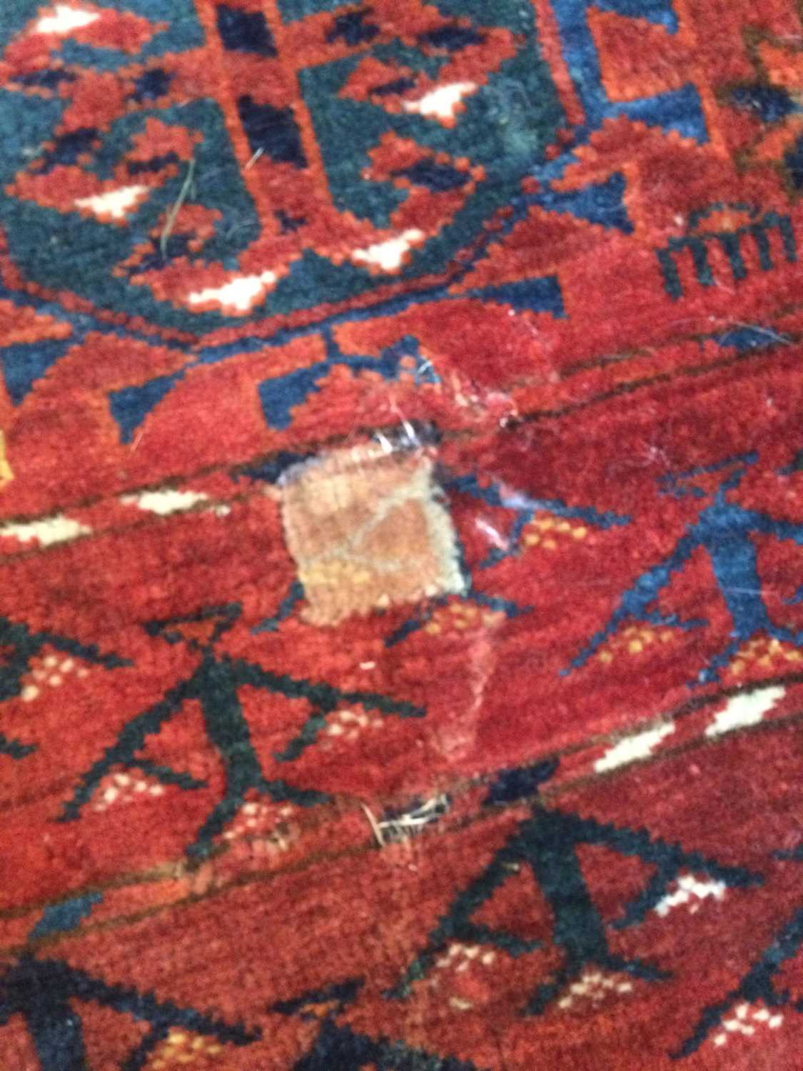~ Tekke Main Carpet Probably Merv, late 19th century The rich madder field with five rows of - Bild 12 aus 13