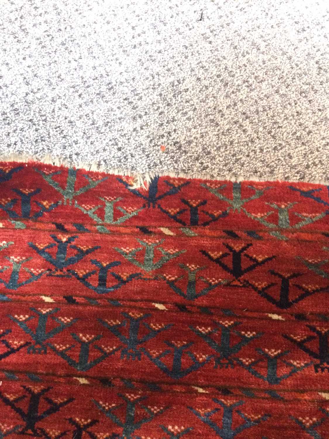 ~ Tekke Main Carpet Probably Merv, late 19th century The rich madder field with five rows of - Bild 11 aus 13