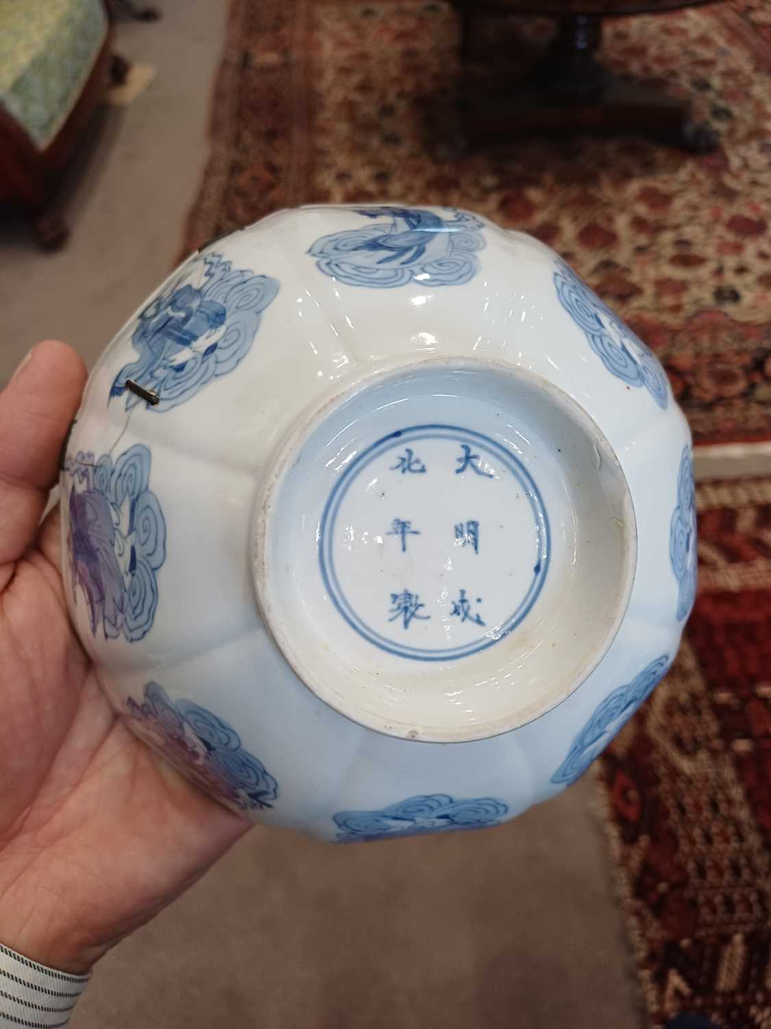 A Chinese Porcelain Bowl, Kangxi, of octagonal form and painted in underglaze blue with the eight - Image 7 of 12