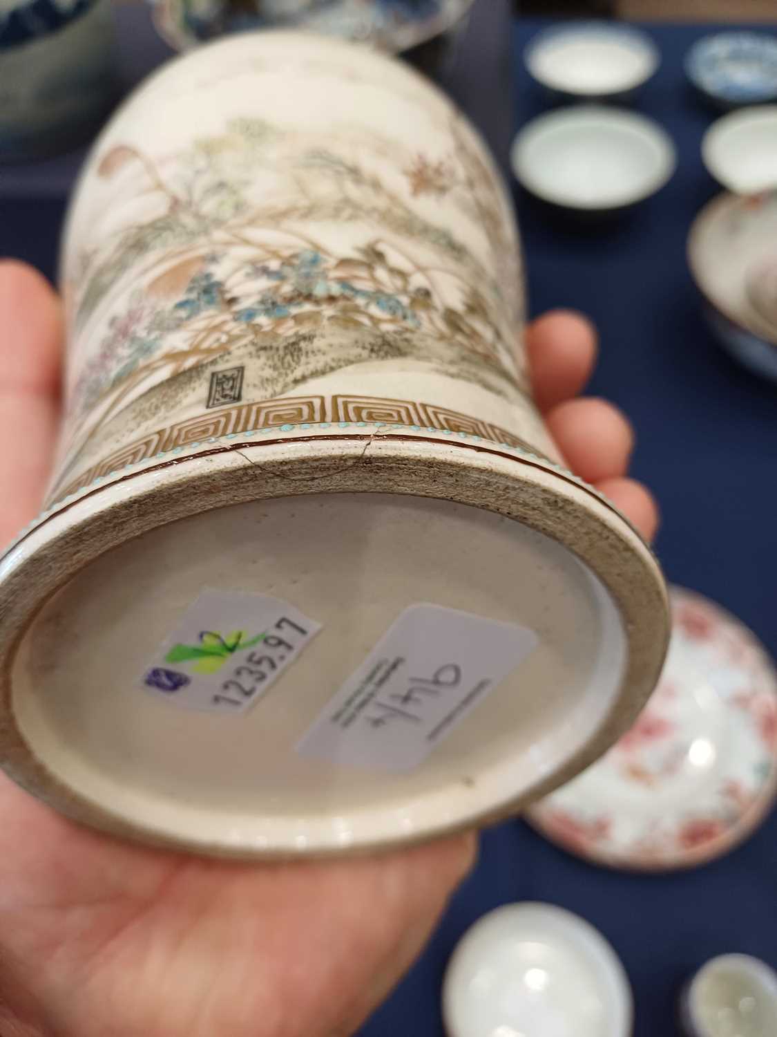 A Chinese Porcelain "Faux Bois" Bowl, 19th century, painted in red enamel with a simulated oyster - Image 2 of 18