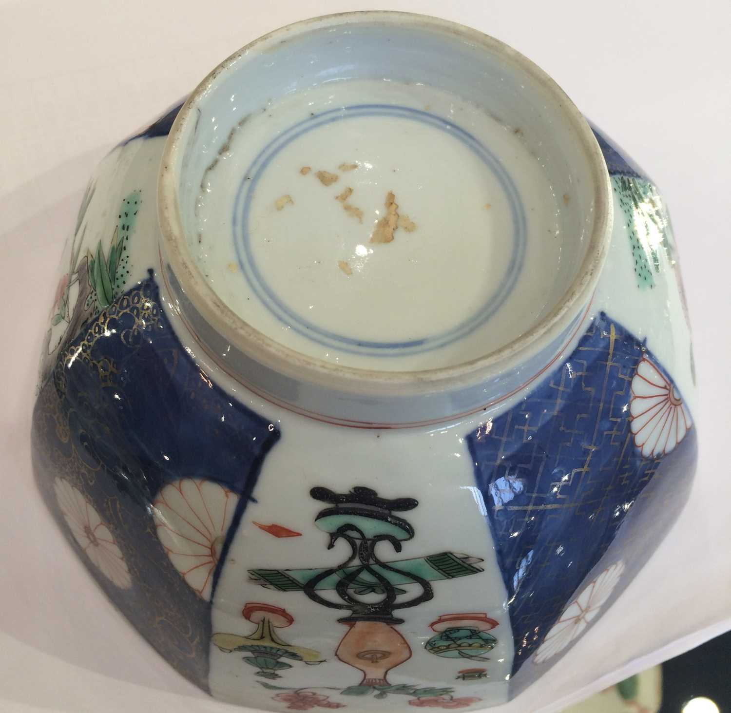 A Pair of Chinese Verte Imari Porcelain Octagonal Bowl, Kangxi, painted with alternating panels of - Image 5 of 15