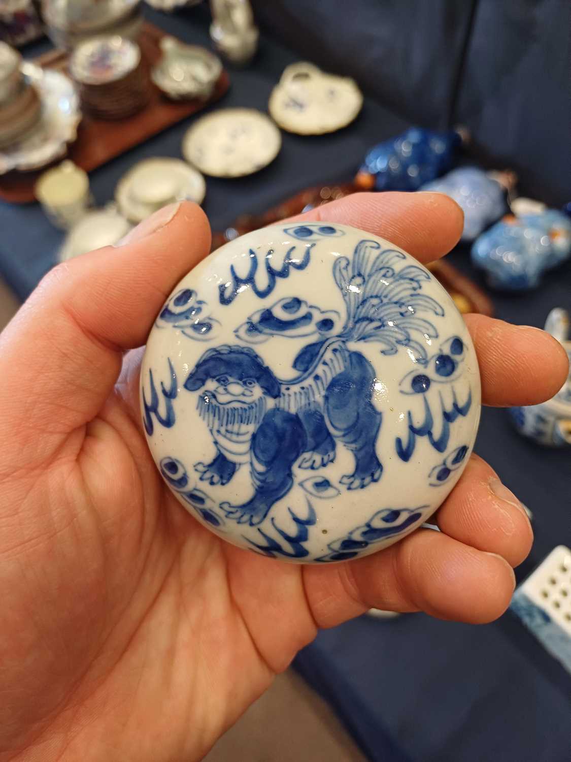 A Chinese Porcelain Seal Paste Pot and Cover, Qianlong, painted in underglaze blue with a lion dog - Bild 5 aus 8