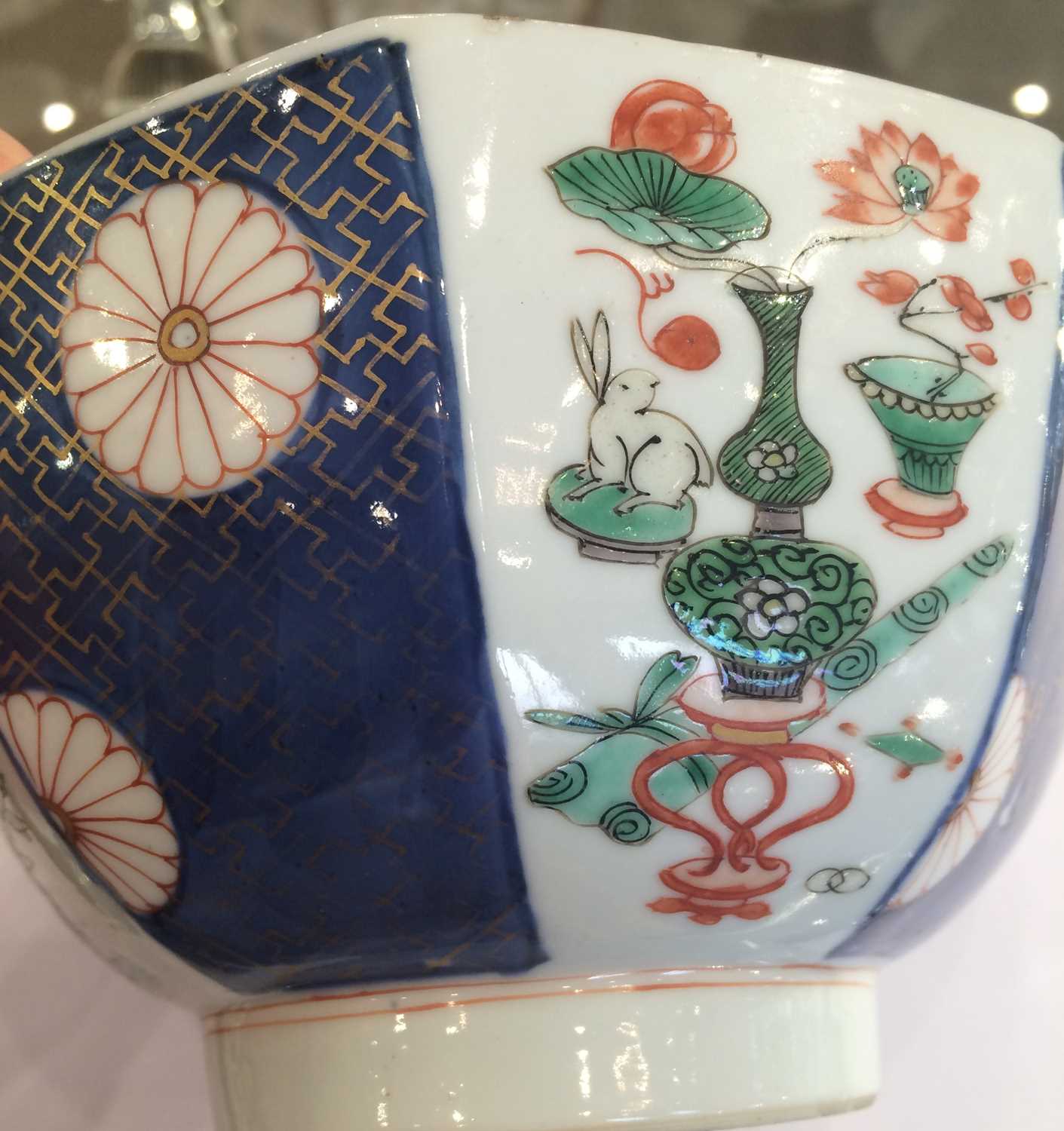 A Pair of Chinese Verte Imari Porcelain Octagonal Bowl, Kangxi, painted with alternating panels of - Image 15 of 15