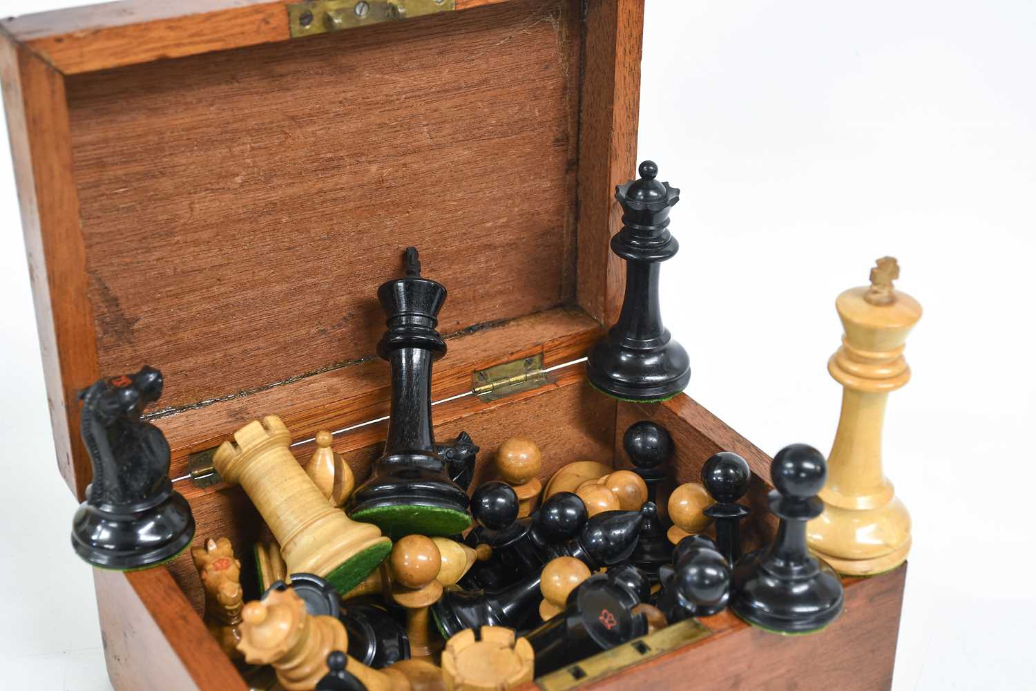 A Staunton Pattern Ebony and Boxwood Chess Set, early 20th century, the kings side rooks and knights - Bild 2 aus 2