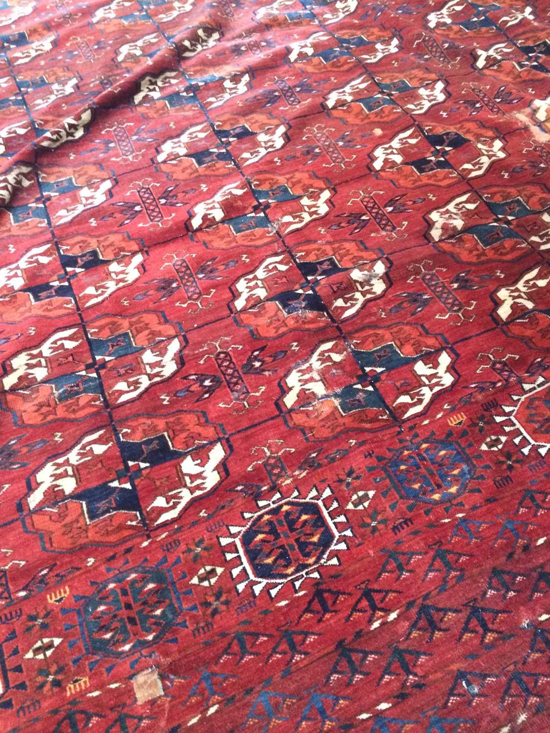 ~ Tekke Main Carpet Probably Merv, late 19th century The rich madder field with five rows of - Bild 8 aus 13