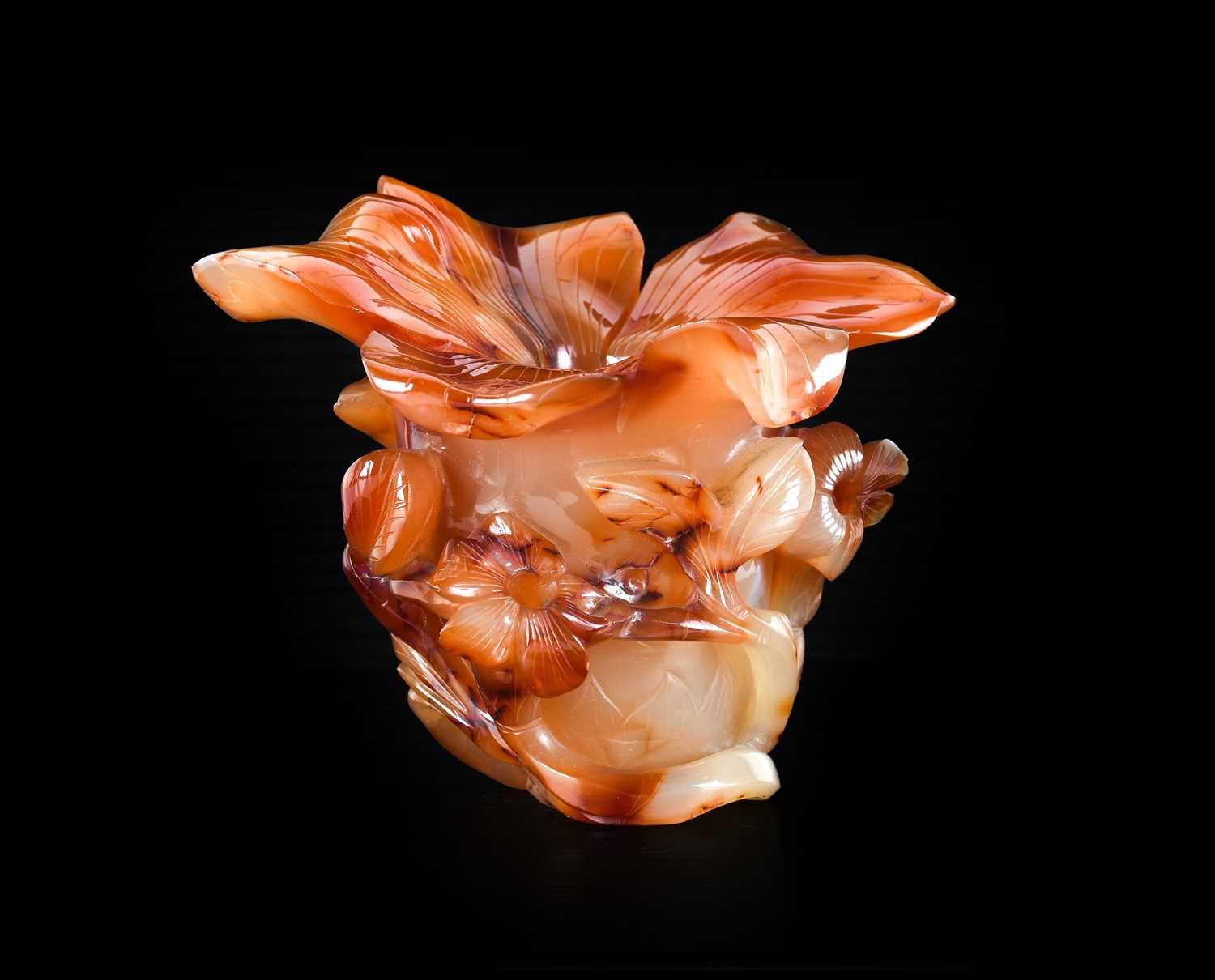 A Chinese Carnelian Agate Vase, Qing Dynasty, 19th/20th century, in the form of a peony flower - Image 4 of 4