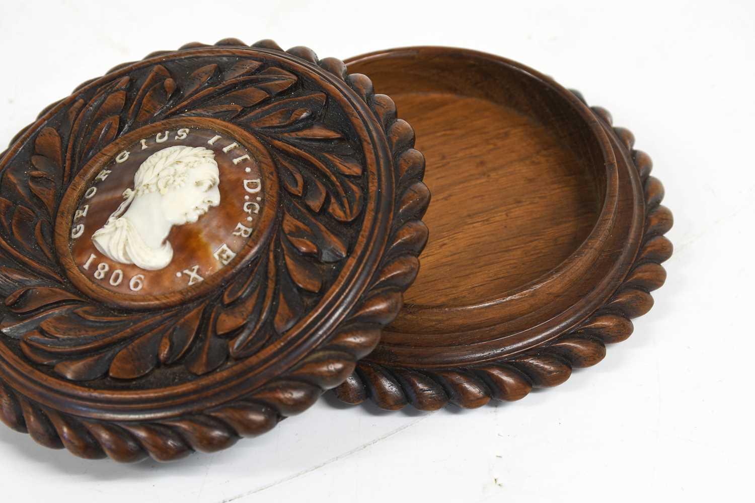 A George III Commemorative Walnut Snuffbox and Cover, dated 1806, of circular form, the cover set - Bild 3 aus 3