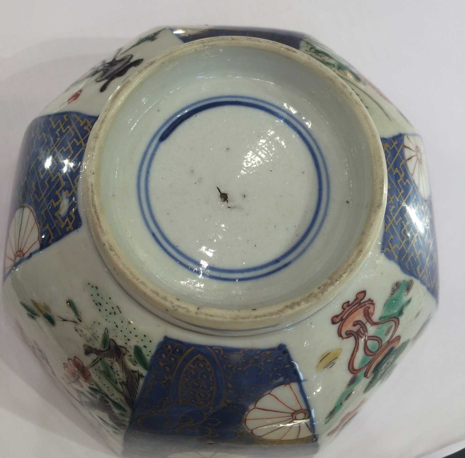 A Pair of Chinese Verte Imari Porcelain Octagonal Bowl, Kangxi, painted with alternating panels of - Image 9 of 15