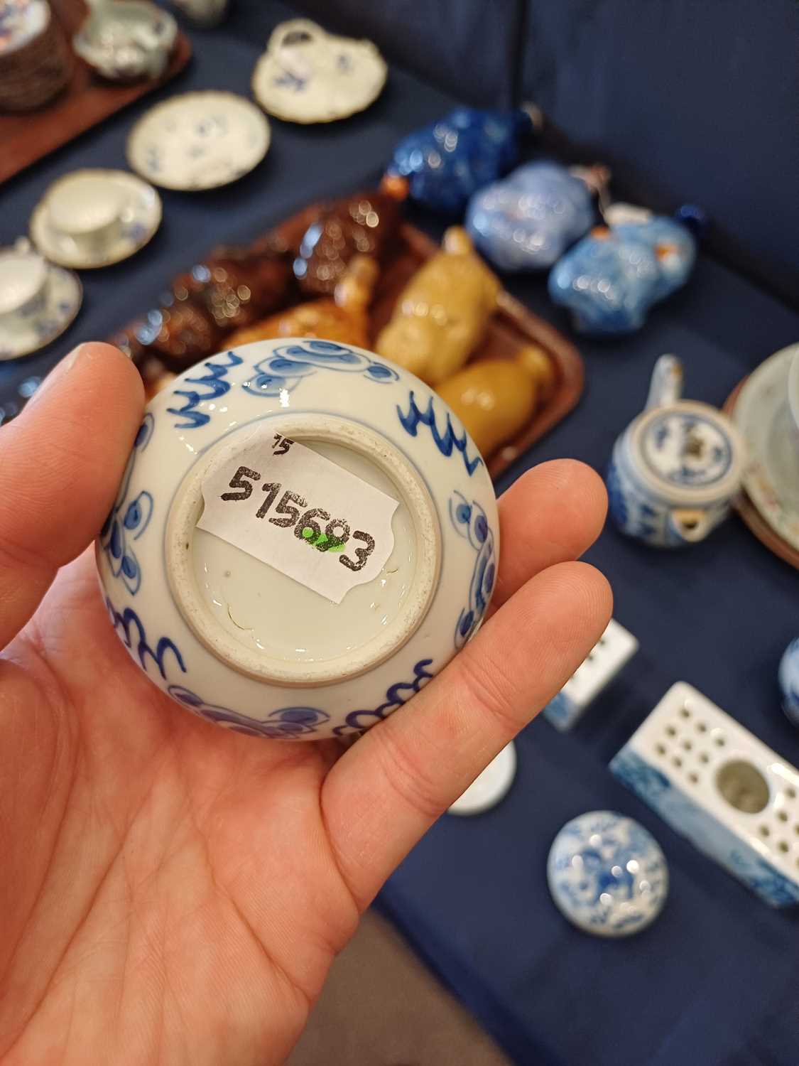 A Chinese Porcelain Seal Paste Pot and Cover, Qianlong, painted in underglaze blue with a lion dog - Bild 7 aus 8