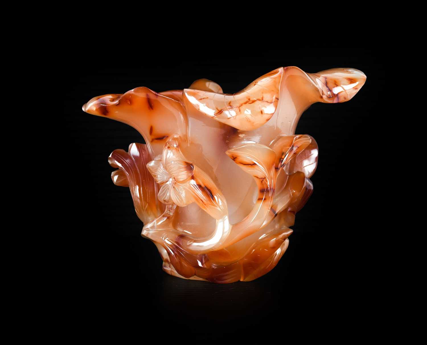 A Chinese Carnelian Agate Vase, Qing Dynasty, 19th/20th century, in the form of a peony flower - Bild 3 aus 4