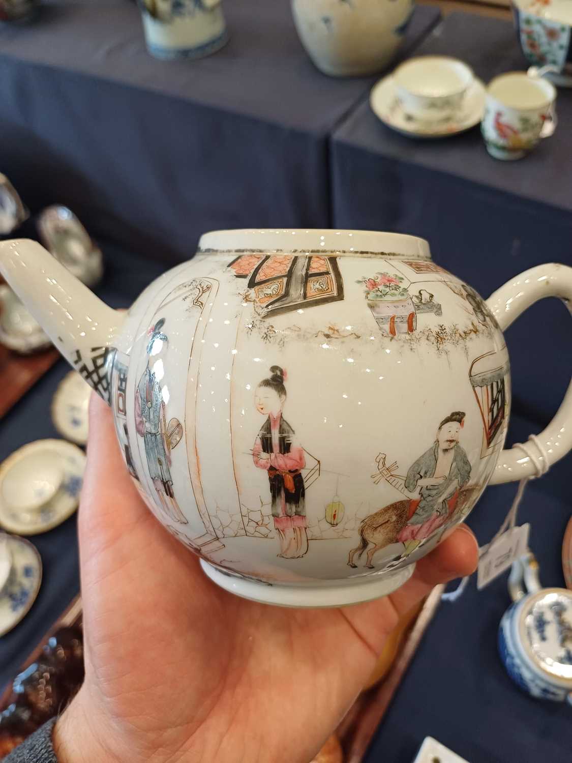 A Chinese Porcelain Teapot and Cover, Qianlong, painted en grisaille and further embellished - Bild 4 aus 11