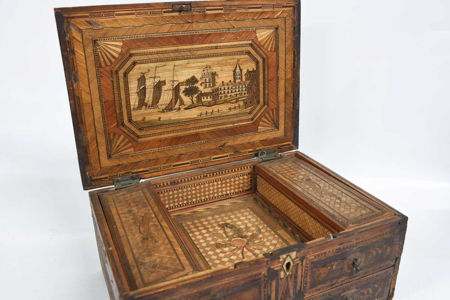 A French Gilt and Colour Straw-Work Box, probably Prisoner of War work, early 19th century, of - Image 2 of 2