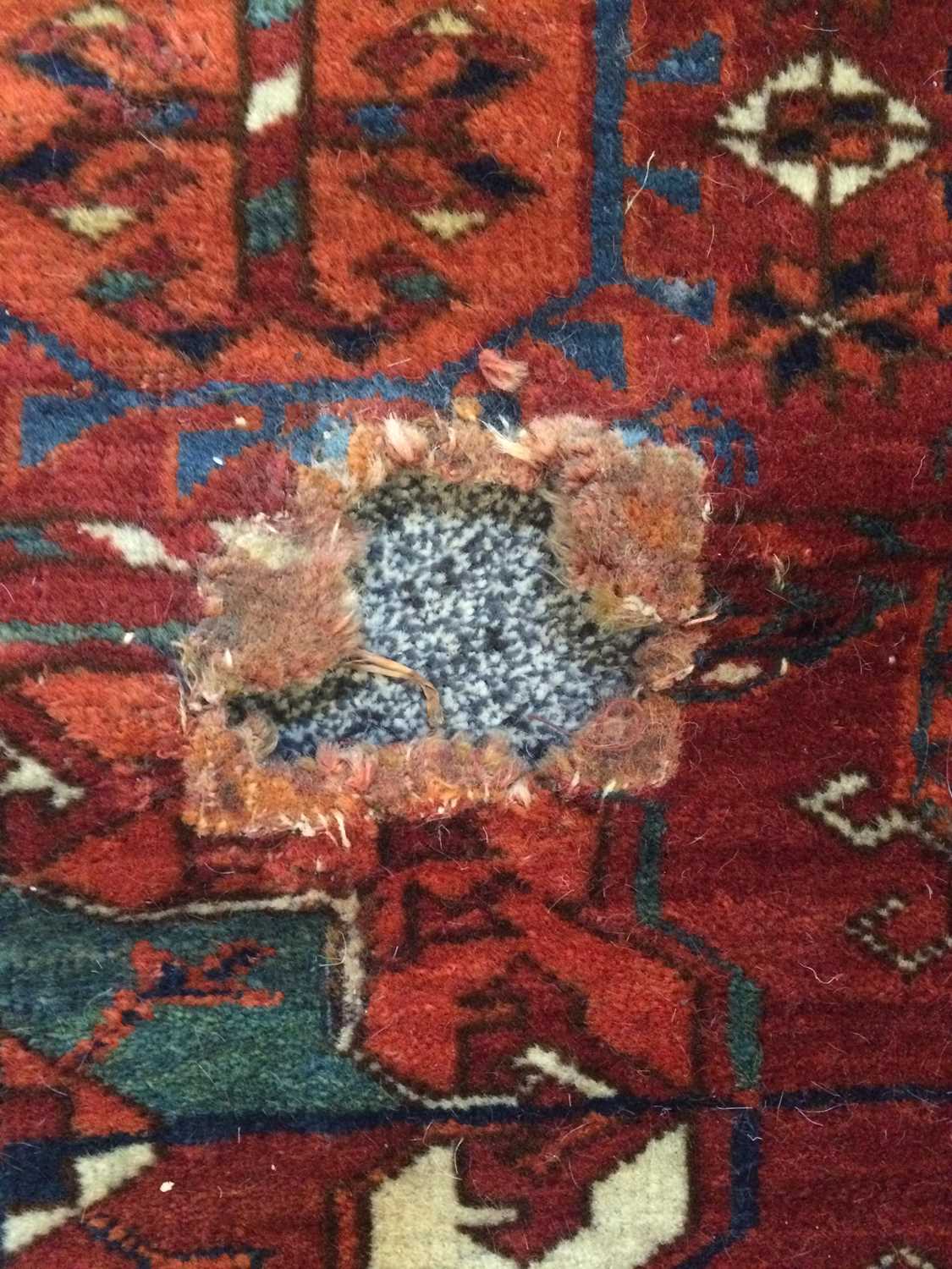 ~ Tekke Main Carpet Probably Merv, late 19th century The rich madder field with five rows of - Bild 13 aus 13