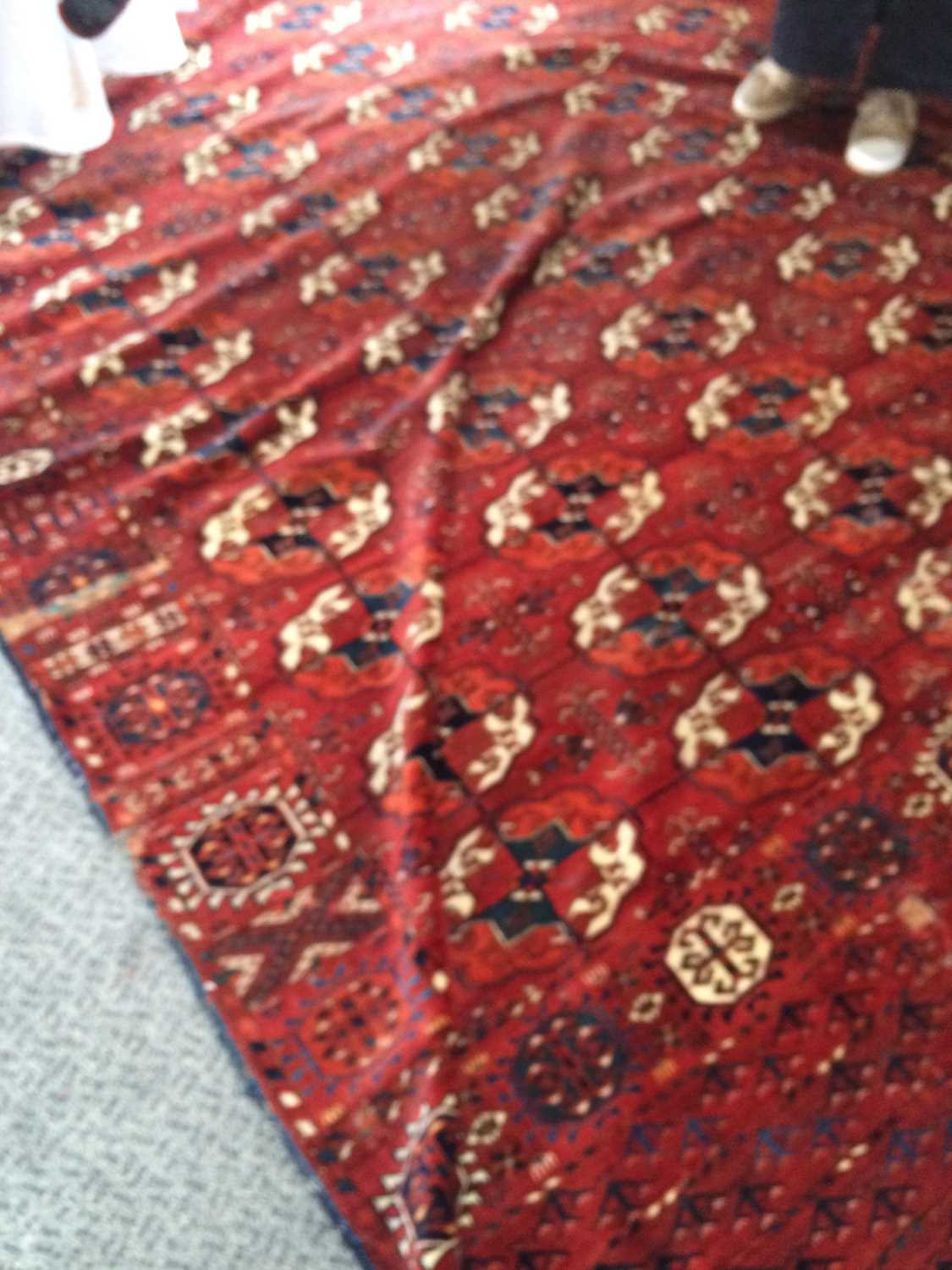 ~ Tekke Main Carpet Probably Merv, late 19th century The rich madder field with five rows of - Bild 7 aus 13