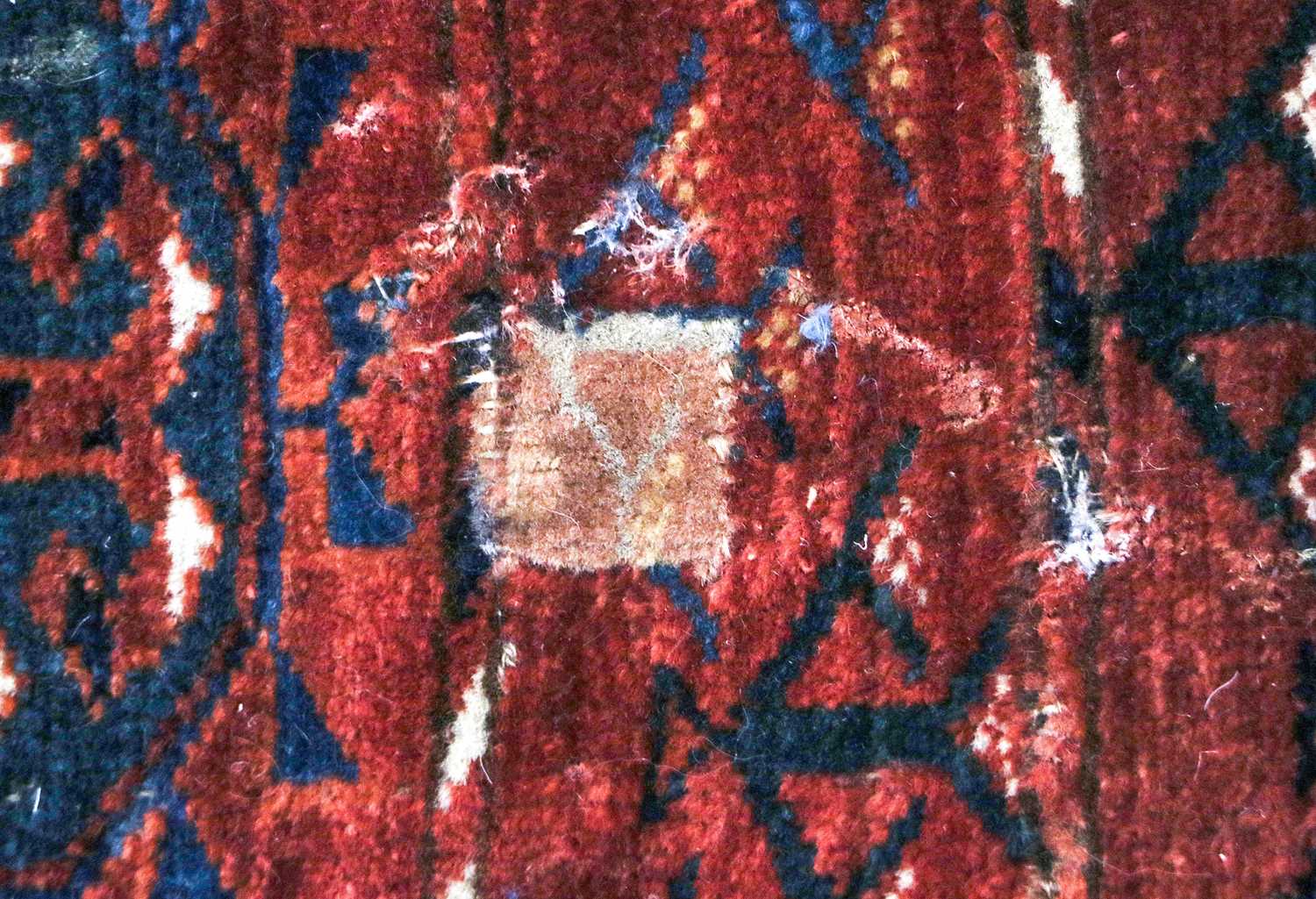 ~ Tekke Main Carpet Probably Merv, late 19th century The rich madder field with five rows of - Bild 6 aus 13