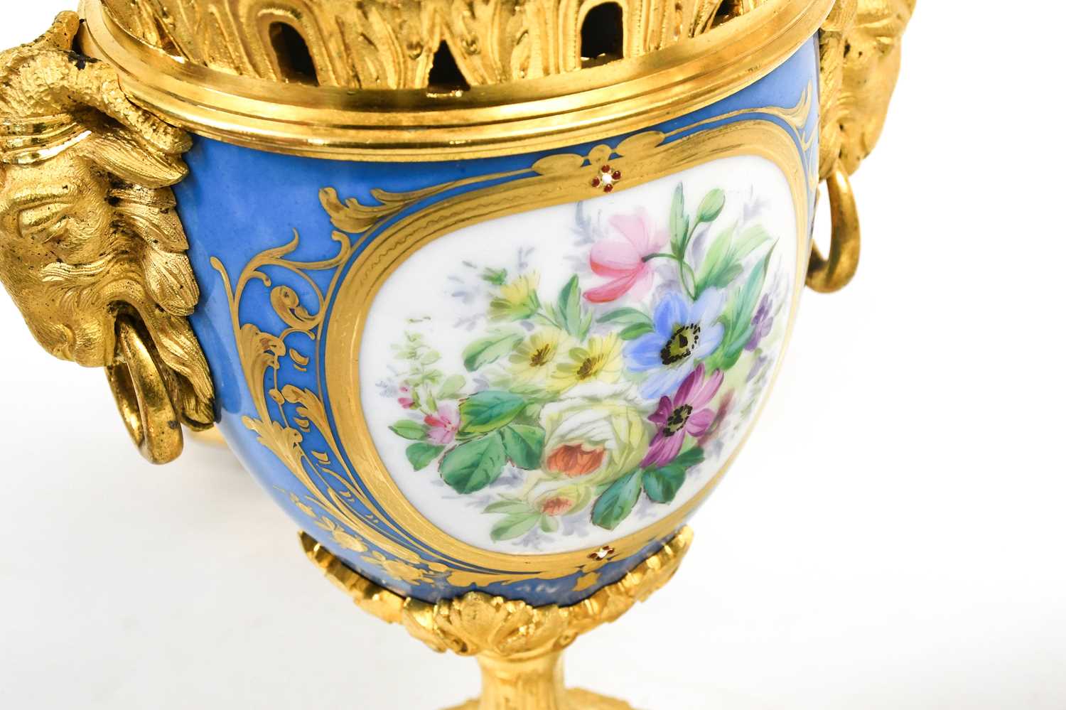 A Pair of Gilt-Metal-Mounted Sèvres-Style Porcelain Vases and Covers, 19th century, of urn shape - Bild 3 aus 3