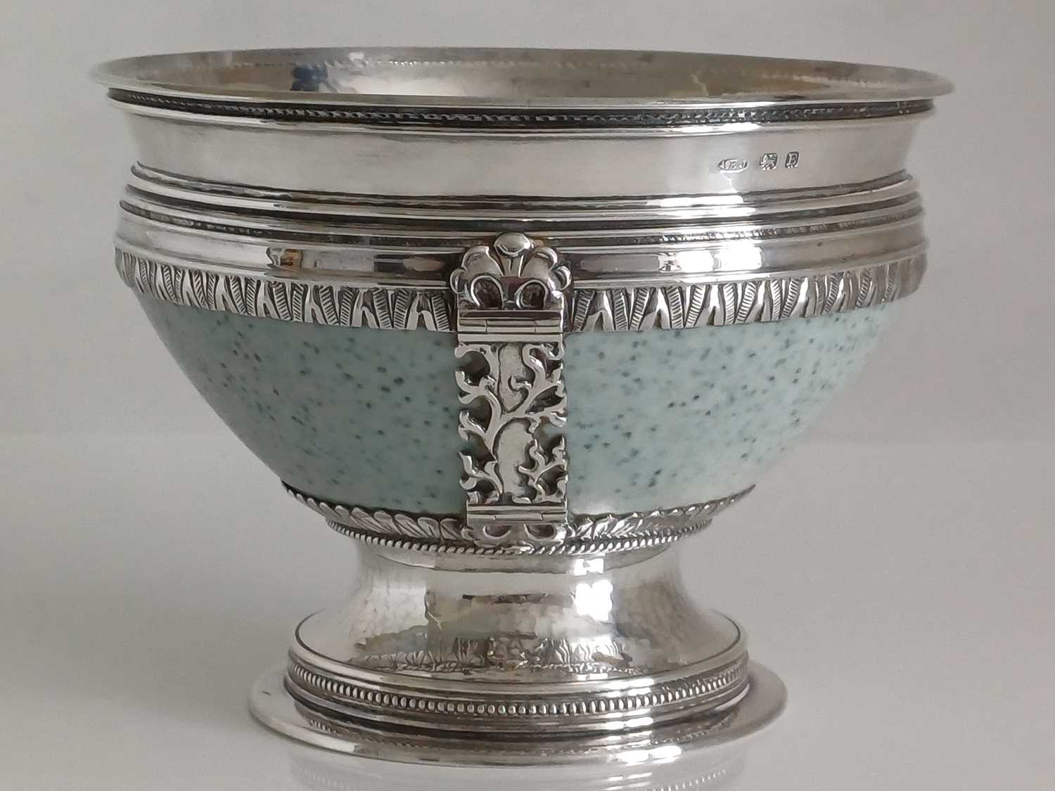 An Arts and Crafts Silver Mounted Ruskin Pottery Pedestal Bowl, the silver mounts by A.E. Jones, - Bild 27 aus 27