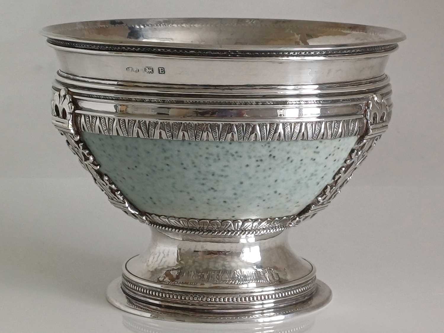 An Arts and Crafts Silver Mounted Ruskin Pottery Pedestal Bowl, the silver mounts by A.E. Jones, - Bild 22 aus 27