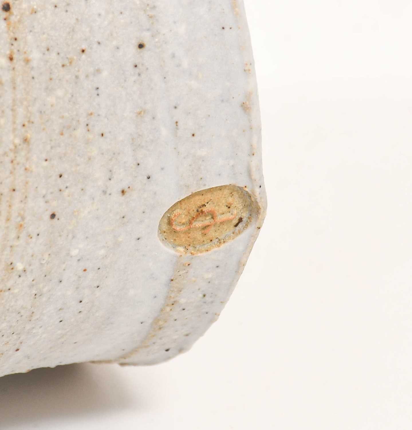 Stephen Parry (b.1950): A Stoneware Jug, wood-fired ash glaze, impressed SP. seal mark, circular - Bild 4 aus 4