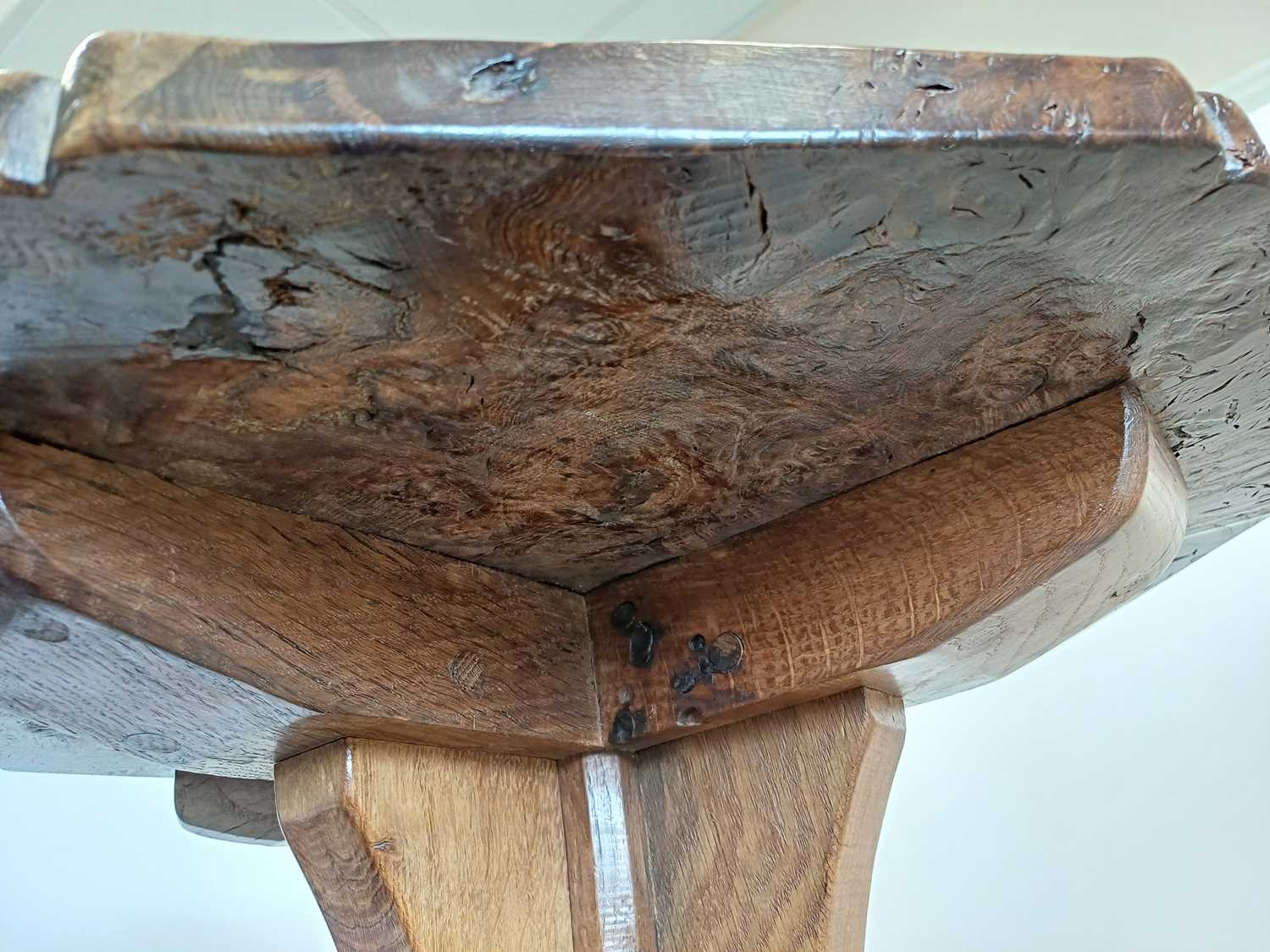 Robert Mouseman Thompson (1876-1955): A Burr Oak Octagonal Coffee Table, 1930s, with mouse tails - Bild 15 aus 16