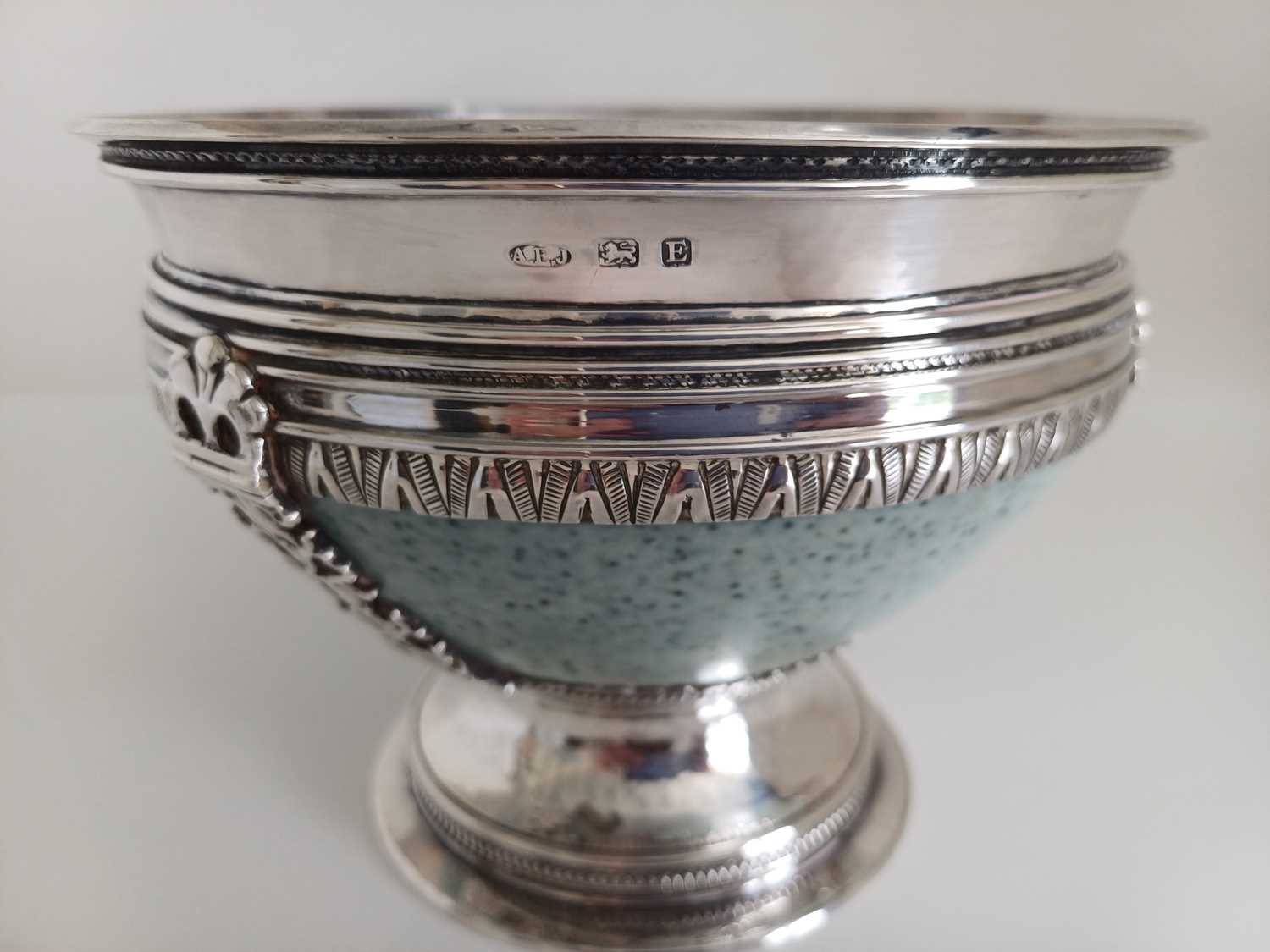 An Arts and Crafts Silver Mounted Ruskin Pottery Pedestal Bowl, the silver mounts by A.E. Jones, - Bild 20 aus 27