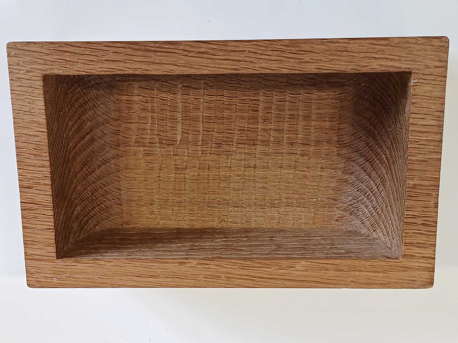 Workshop of Robert Mouseman Thompson (Kilburn): An English Oak Trinket Box and Cover, of rectangular - Bild 2 aus 9
