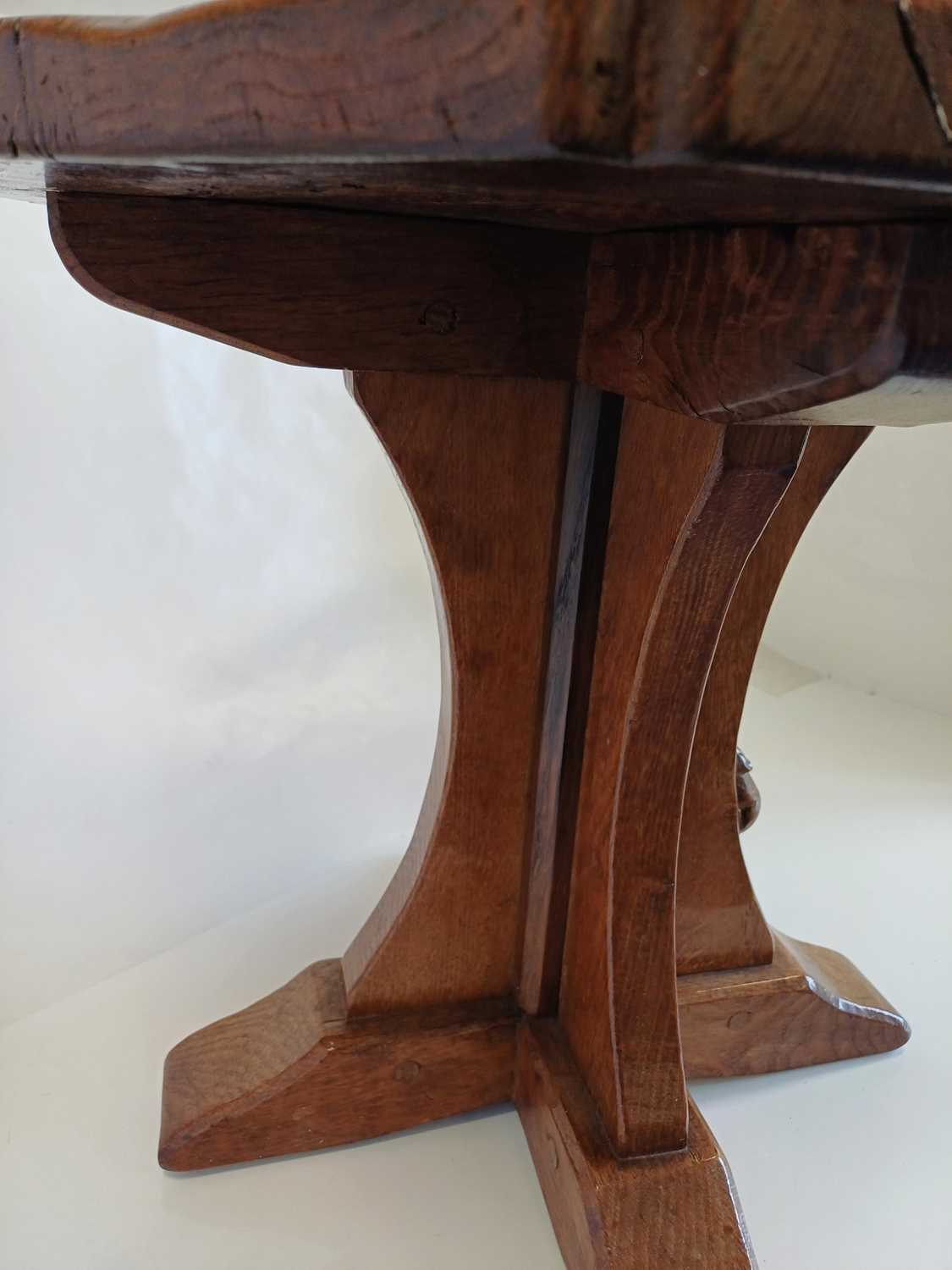 Robert Mouseman Thompson (1876-1955): A Burr Oak Octagonal Coffee Table, 1930s, with mouse tails - Bild 10 aus 16