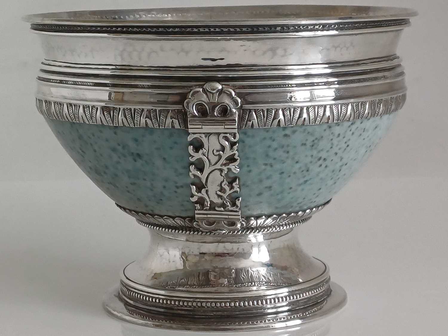 An Arts and Crafts Silver Mounted Ruskin Pottery Pedestal Bowl, the silver mounts by A.E. Jones, - Bild 24 aus 27