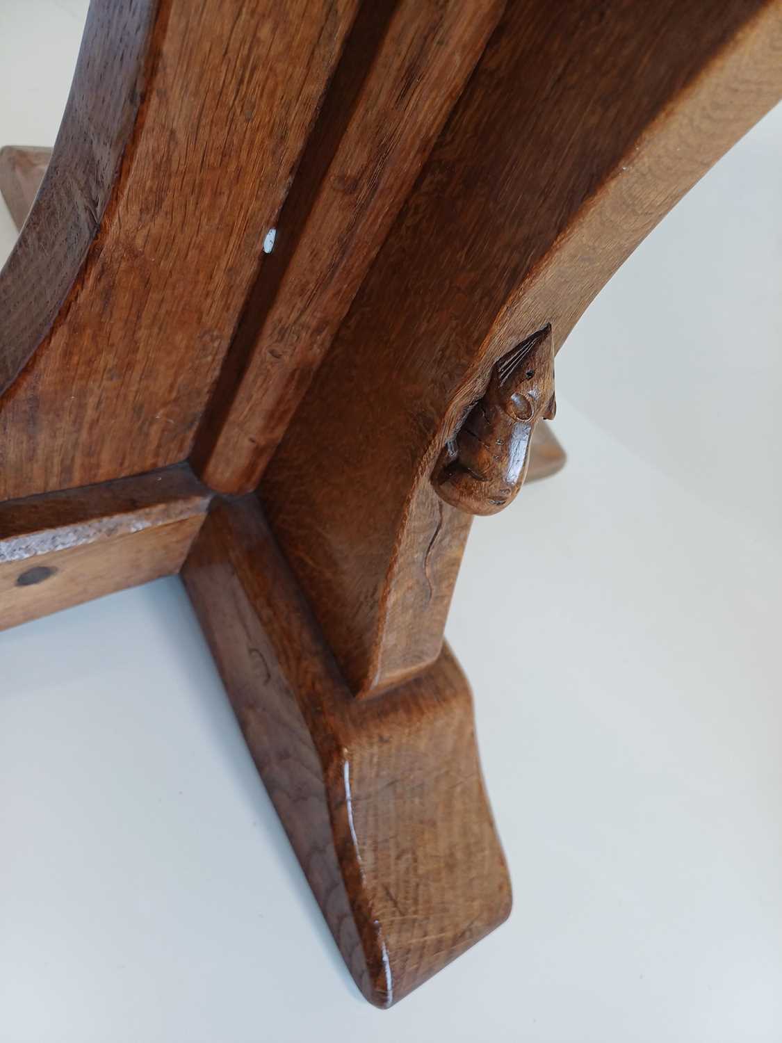 Robert Mouseman Thompson (1876-1955): A Burr Oak Octagonal Coffee Table, 1930s, with mouse tails - Bild 11 aus 16